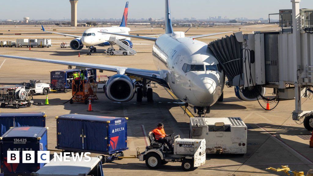 FAA outage: US airline regulators blame contractor for travel chaos